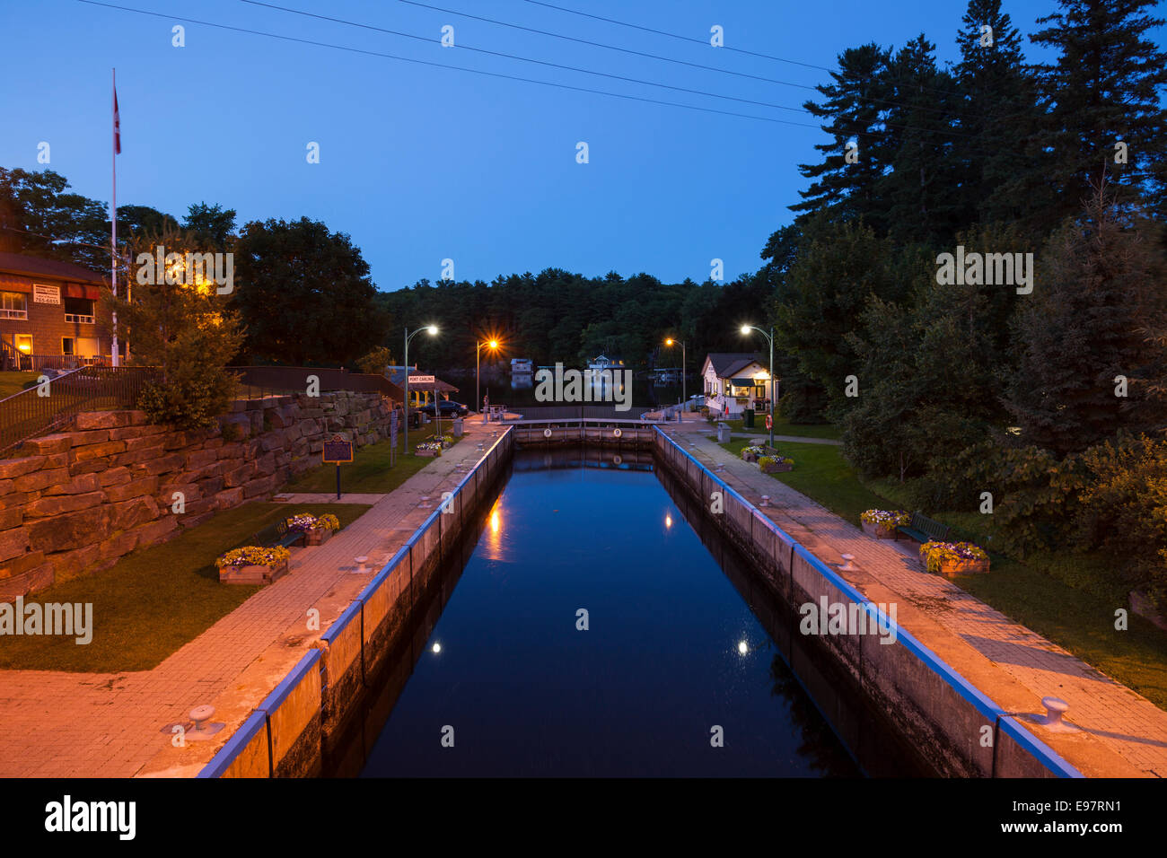 Les principaux verrous à Port Carling au crépuscule. L'Ontario, Canada. Banque D'Images