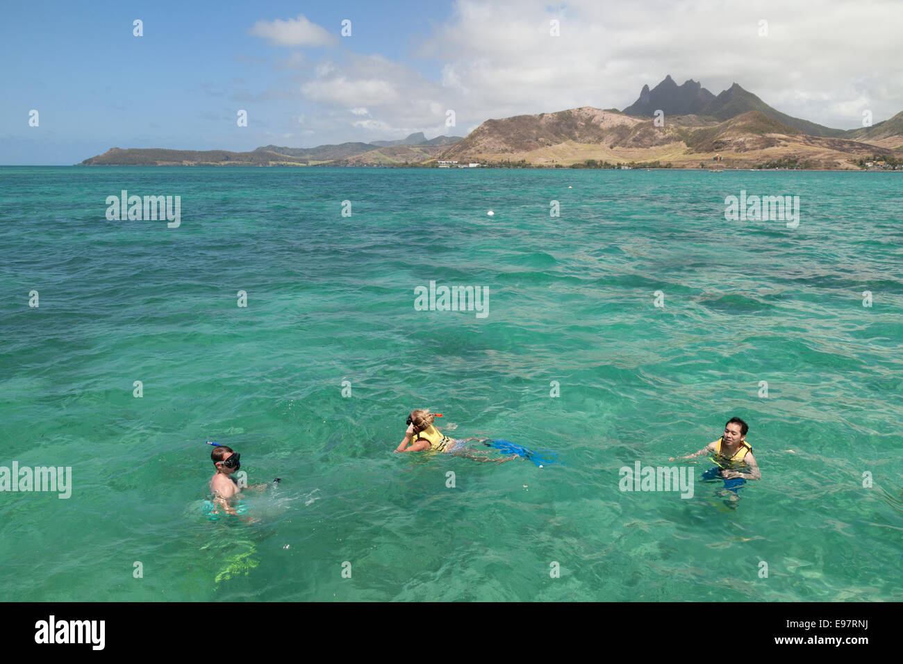 Maison de vacances d'activité ; les gens en apnée dans l'Océan Indien, l'Ile Maurice Banque D'Images