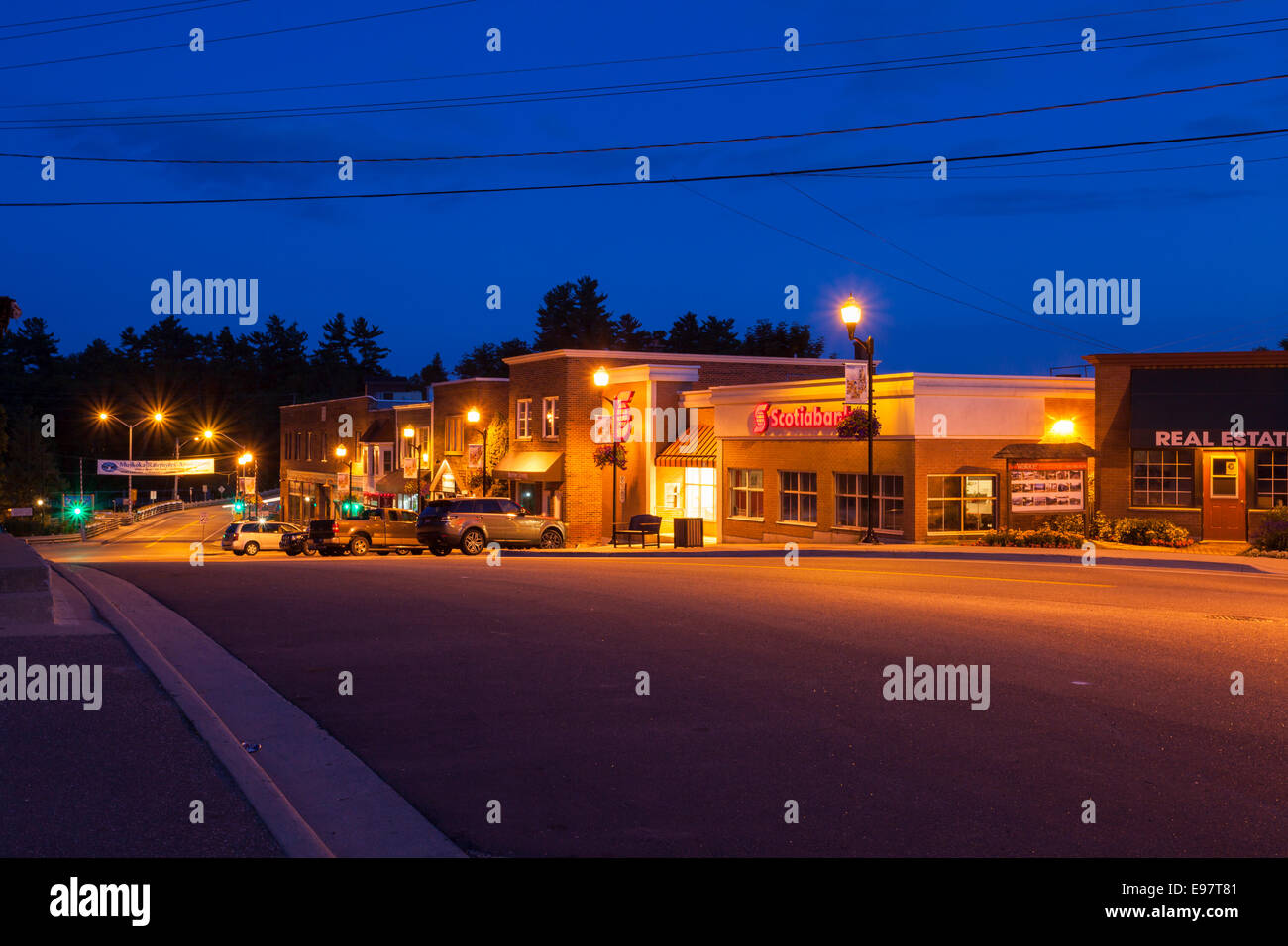 La rue Maple au crépuscule dans le centre-ville de Port Carling, l'Ontario, Canada. Banque D'Images