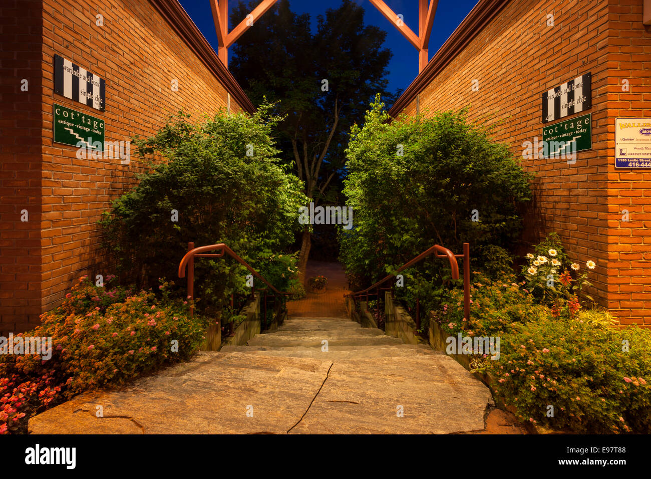 L'allée de l'usine dans le centre-ville d'Escaliers Port Carling au crépuscule. L'Ontario, Canada. Banque D'Images