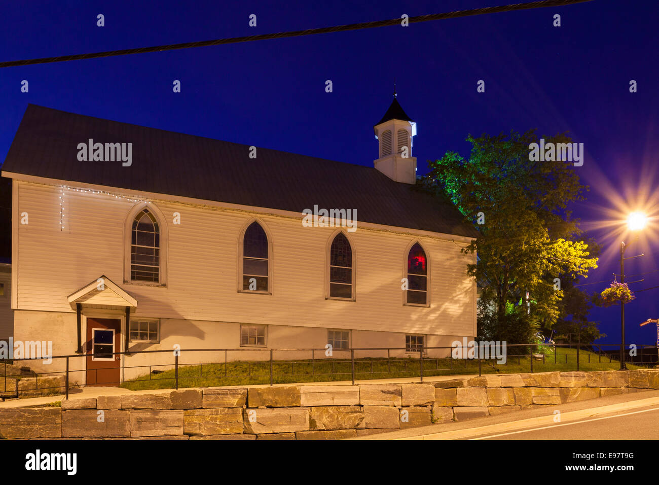 Port Carling United Church vu de côté au crépuscule dans le centre-ville de Port Carling, l'Ontario, Canada. Banque D'Images