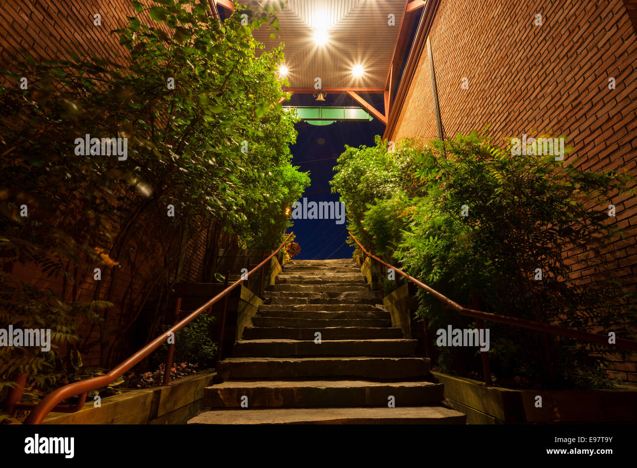 L'allée de l'usine jusqu'à l'escalier vers la rue Maple au centre-ville de Port Carling au crépuscule. L'Ontario, Canada. Banque D'Images