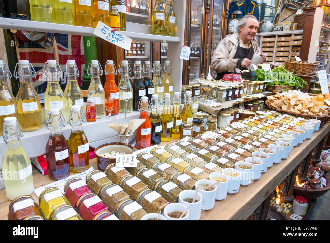 Moutardes et autres condiments spécialisés sur un étal à Borough Market, London, England, UK Banque D'Images