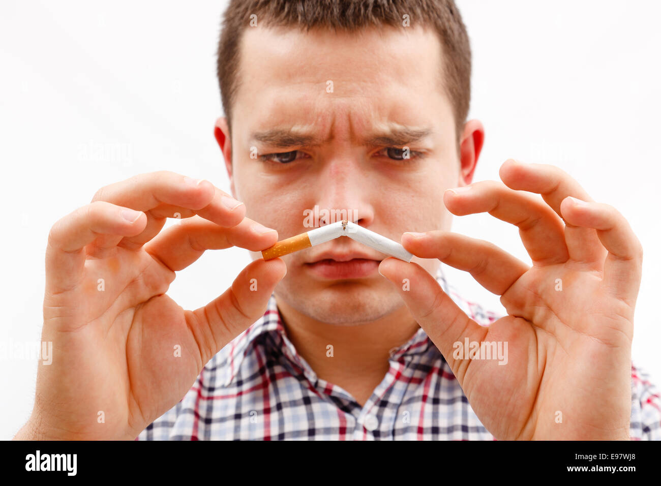 Arrêter de fumer. Man holding cigarette et briser en deux. Banque D'Images