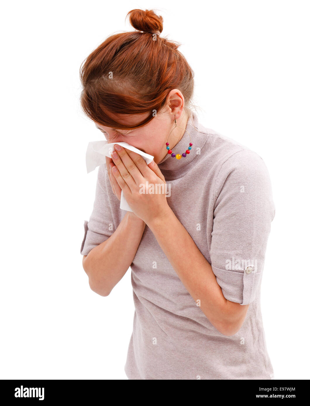Jeune femme allergique éternuer ou s'être mouché le nez Banque D'Images