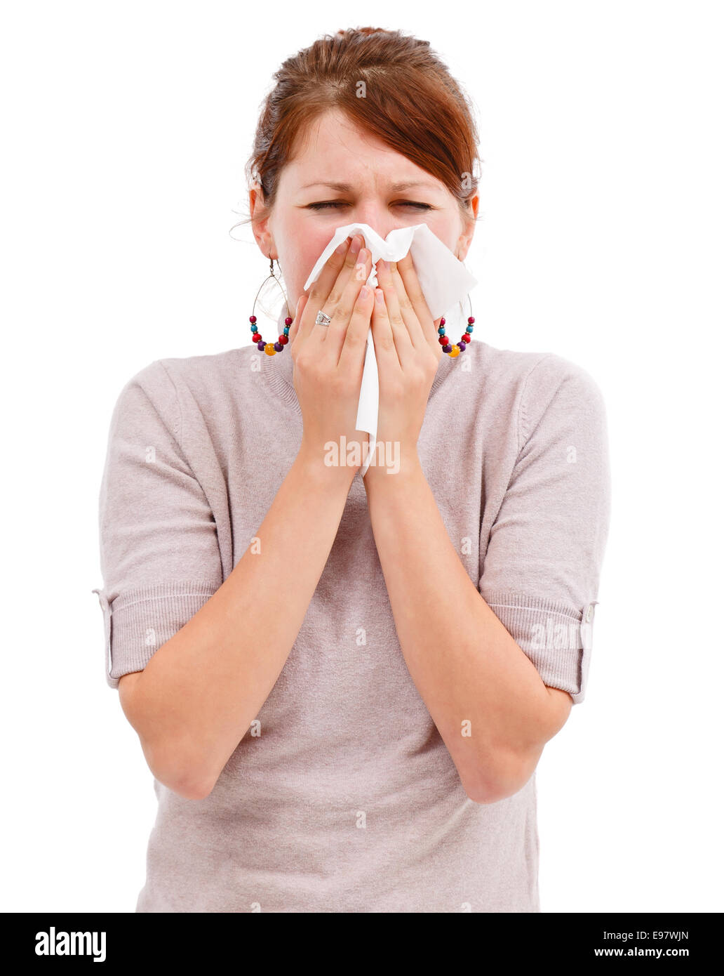 Jeune femme allergique éternuer ou s'être mouché le nez Banque D'Images