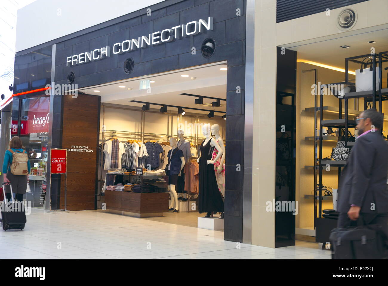 Correspondance française au salon de départ de l'aéroport de Sydney kingsford smith, terminal 2, hall d'entrée avec boutiques et restaurants, nouvelle galles du Sud, australie Banque D'Images