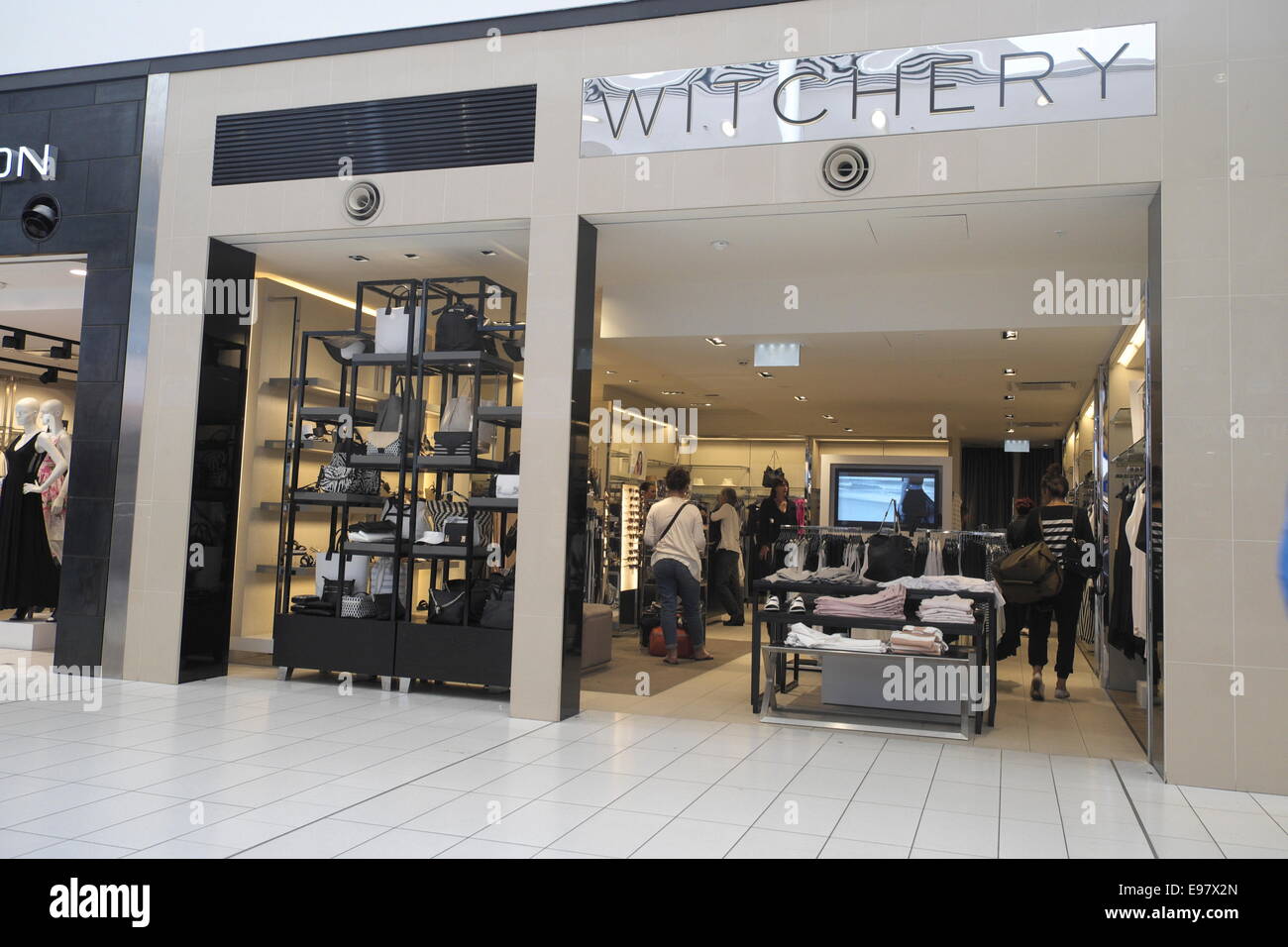 Salon de départ de l'aéroport de Sydney kingsford smith terminal 2 hall avec magasins et restaurants, Nouvelle-Galles du Sud, Australie Banque D'Images