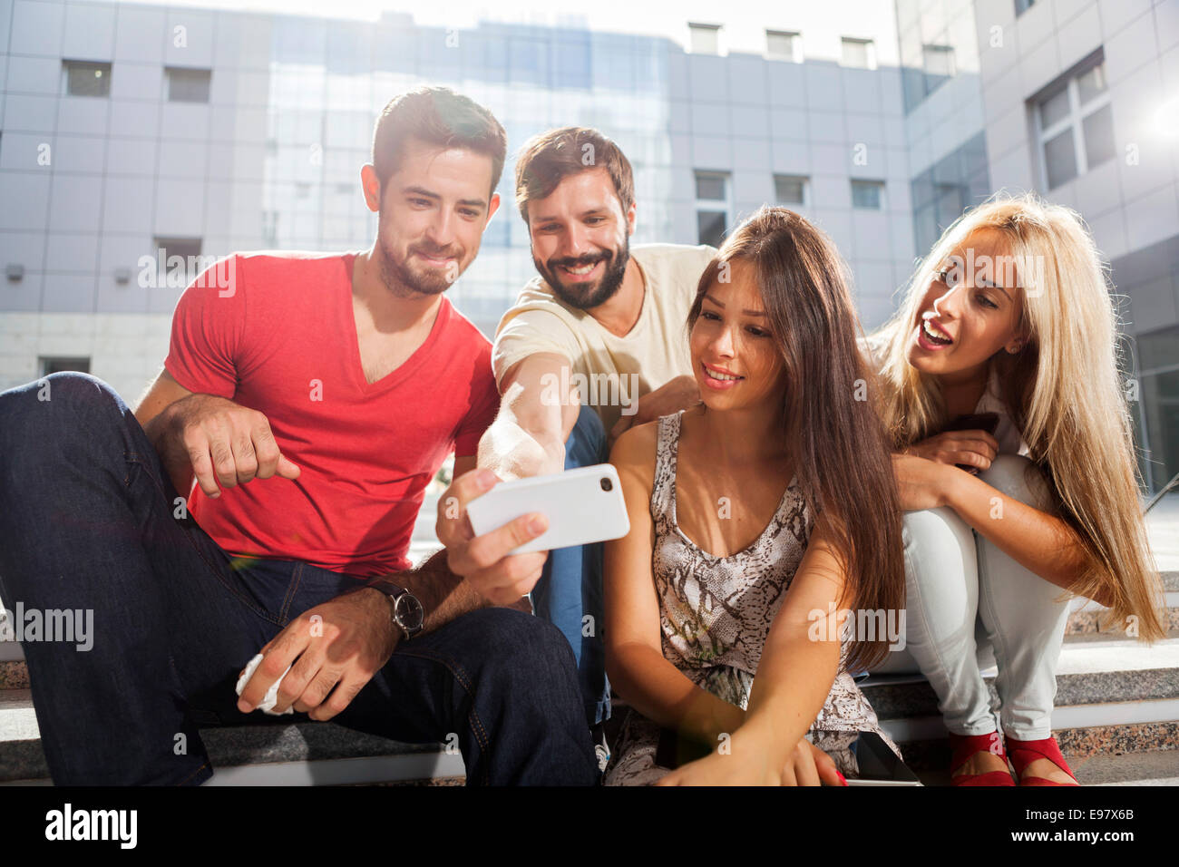 Groupe d'étudiants suivant un self portrait with smart phone Banque D'Images