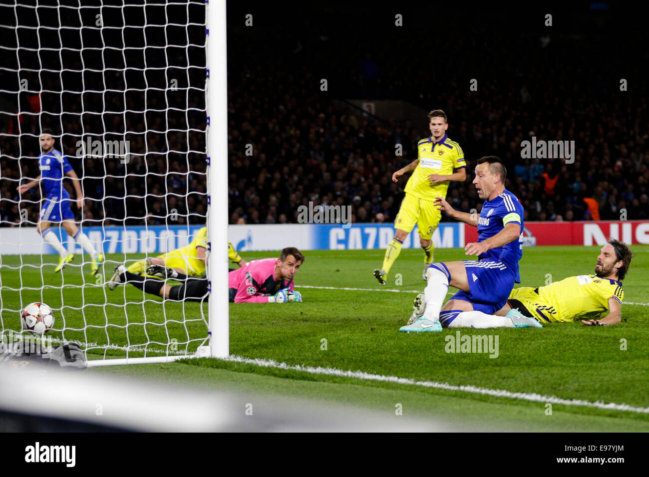 Londres, Royaume-Uni. 21 Oct, 2014. Phase de groupes de la Ligue des Champions. Chelsea contre Maribor. John Terry de Chelsea marque son troisième but du côté Action Crédit : Plus Sport/Alamy Live News Banque D'Images