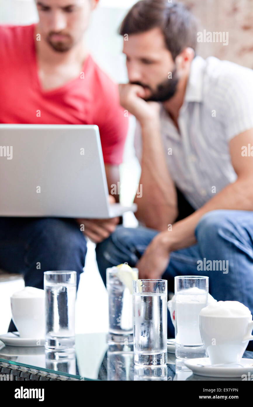 Deux hommes étudiants universitaires en cafe working on laptop Banque D'Images