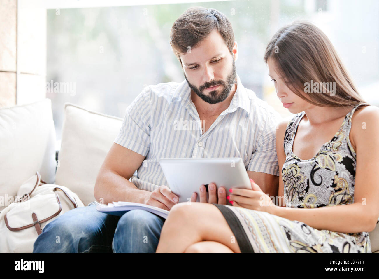 Young couple using digital laptop Banque D'Images