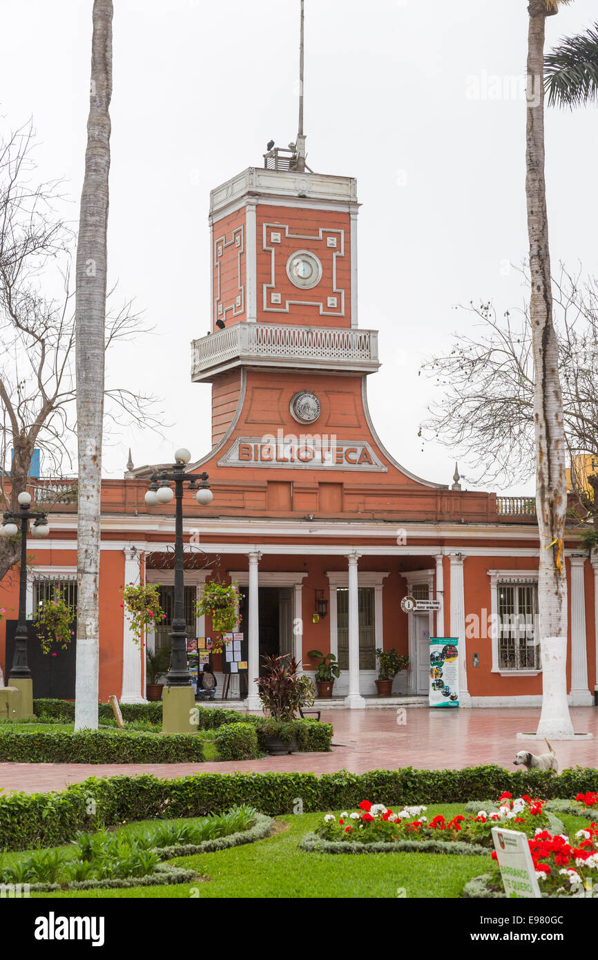 Hemeroteca Municipal, ou la bibliothèque, construite en 1922 dans le parc municipal, un point de repère local sur la place principale de Barranco, un quartier de Lima, Pérou Banque D'Images