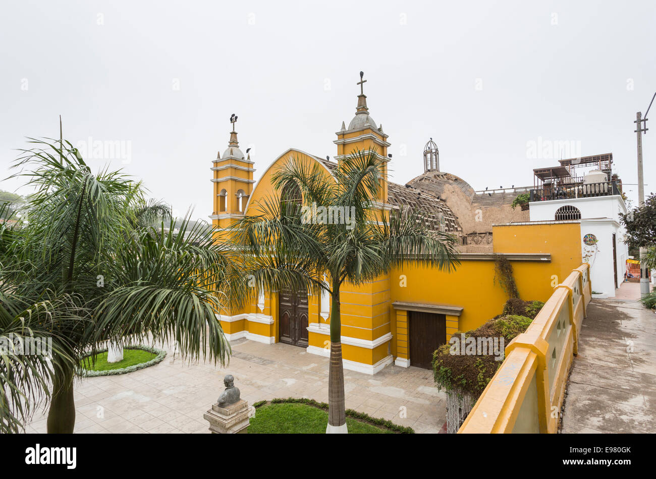 L'église La Ermita, Barranco, Lima, Pérou, avec sa façade jaune et désagrégation toit endommagé par un tremblement de terre en 1940 Banque D'Images