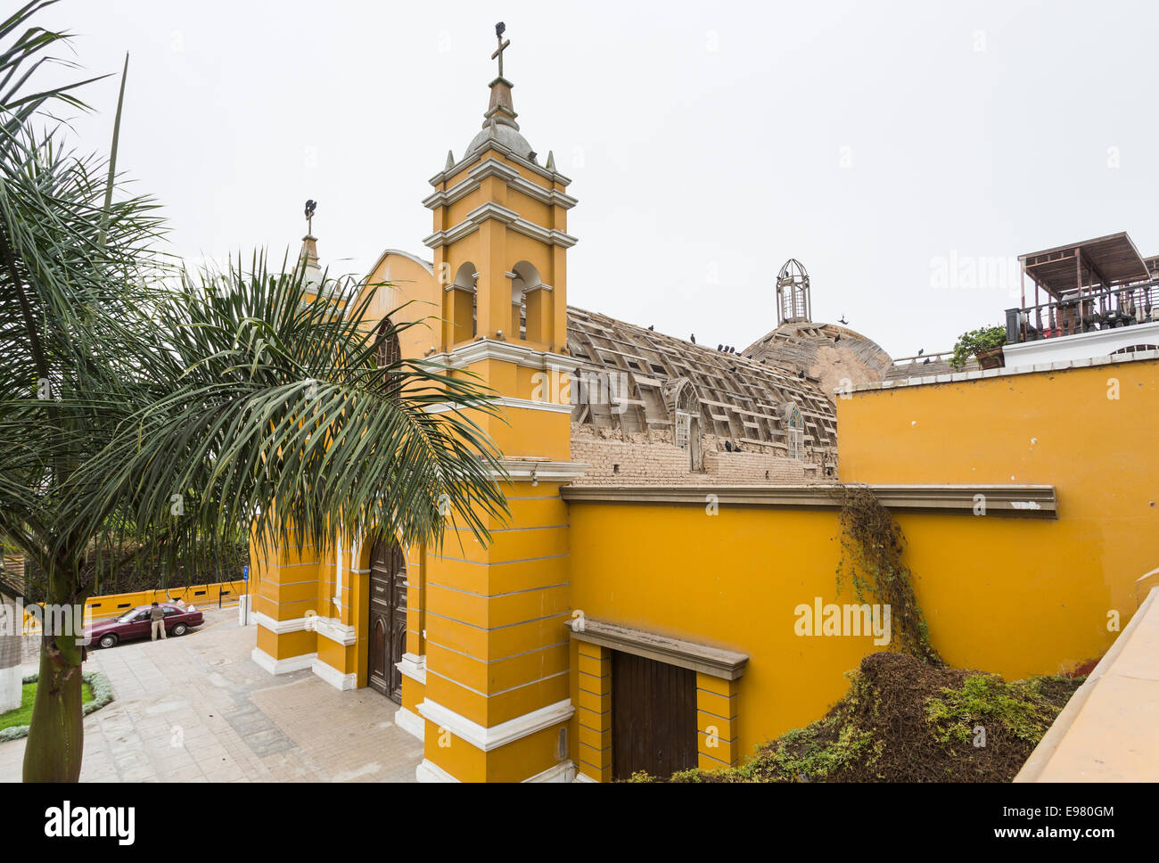 L'église La Ermita, Barranco, Lima, Pérou, avec sa façade jaune et désagrégation toit endommagé par un tremblement de terre en 1940 Banque D'Images