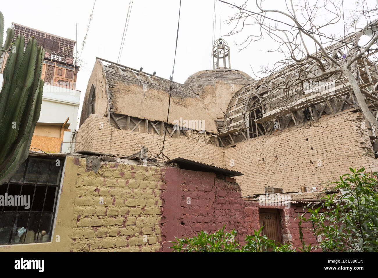 L'église La Ermita, Barranco, Lima, Pérou, avec désagrégation toit et murs endommagés par un tremblement de terre en 1940 Banque D'Images