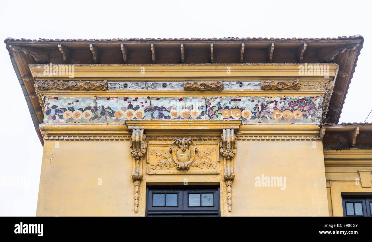 Floral coloré tuile gouttières détail de la décoration d'un bâtiment colonial traditionnel dans la région de Barranco, Lima, Pérou Banque D'Images