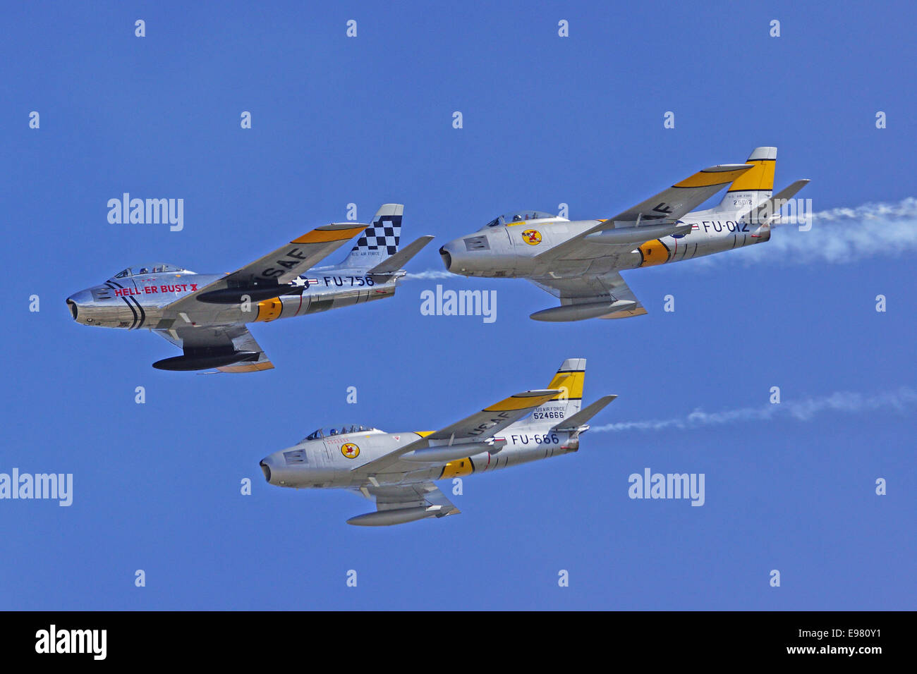 Vintage F-86 avion militaire américain volant à 2014 Spectacle aérien de Planes of Fame à Chino, Californie Banque D'Images