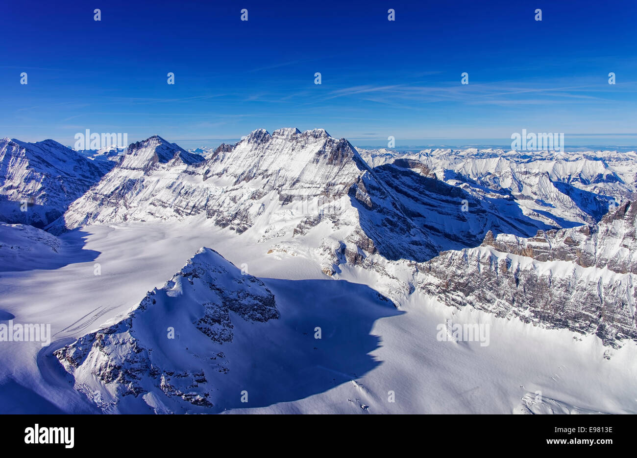 La chaîne de montagnes dans la région Jungfrau vue d'hélicoptère en hiver Banque D'Images