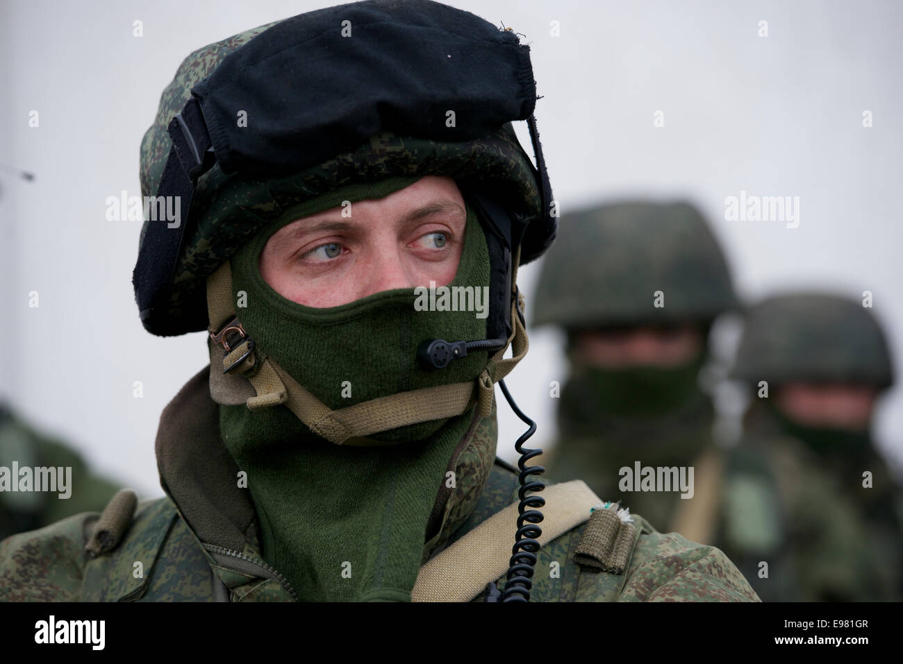Les troupes russes hors de l'Perevalne base militaire près de Simferopol Crimée Banque D'Images