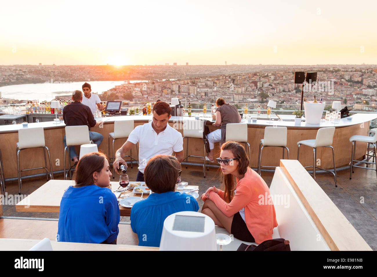 Les jeunes femmes à la mode à NuTeras bar sur le toit et un restaurant avec vue sur le Bosphore, Beyoglu, Istanbul, Turquie Banque D'Images