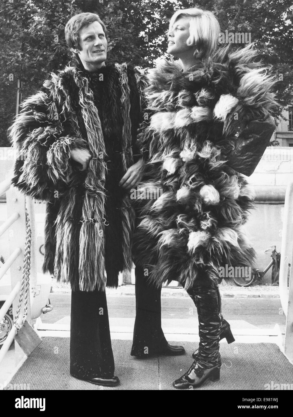 Paris, France. Sep 30, 1971. Crazy manteaux de fourrure provenant d'une  collection de fourrure synthétique. La National Association for Textile  vient de présenter ses dernières œuvres, fausse fourrure. Les cheveux  synthétiques des