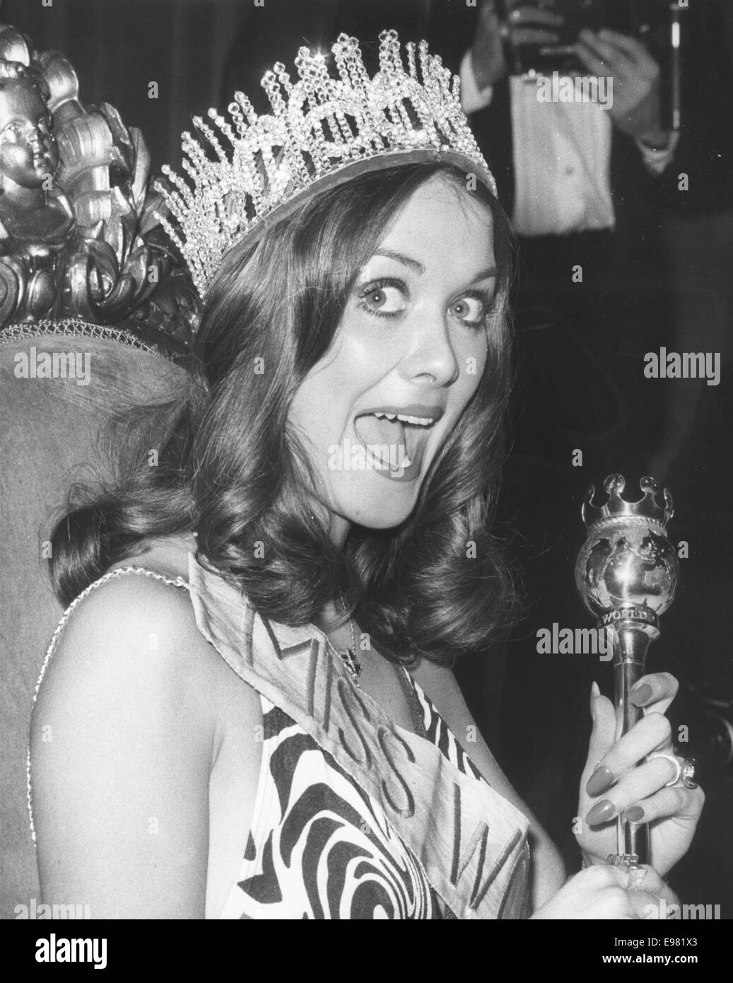 Nov 22, 1974 - Londres, Angleterre, Royaume-Uni - HELEN MORGAN, 22 ans originaire de Barry, Glamorgan, Pays de Galles et Miss Royaume-uni, montre son plaisir tout en tenant le sceptre et portant sa couronne après avoir remporté le titre de Miss Monde au Royal Albert Hall de Londres. Morgan devient le premier gagnant de démissionner, et le second de ne pas terminer son règne en tant que Miss Monde. Elle a été forcée de démissionner quatre jours après sa victoire à la découverte qu'elle avait un fils de 18 mois. Bien que cela n'a pas violé les règles de concurrence (qui stipule seulement que les participants doivent être célibataire), elle a été faite pour resig Banque D'Images