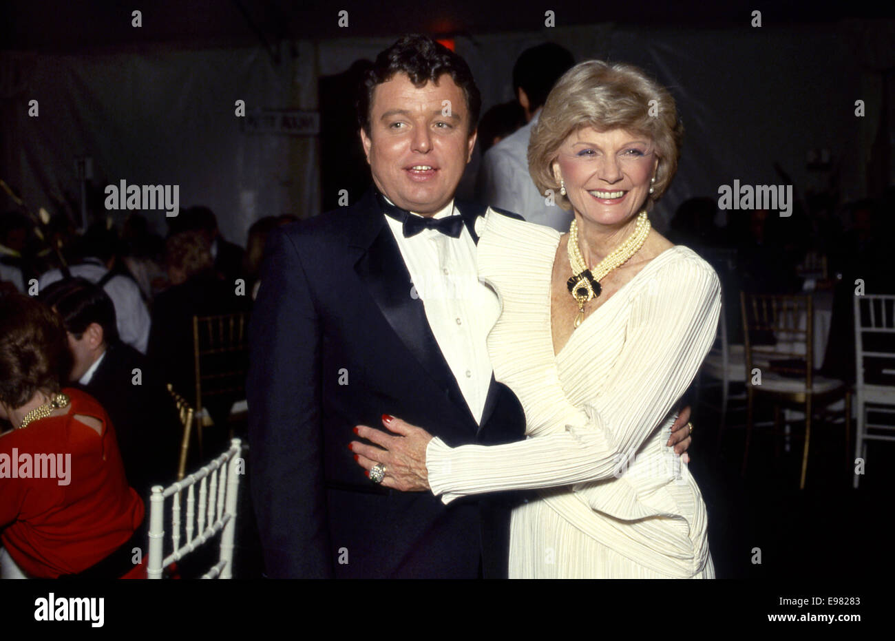 Jerry Mathers et Barbara Billinglsley sur le câble Ace Awards show circa 1987 Banque D'Images