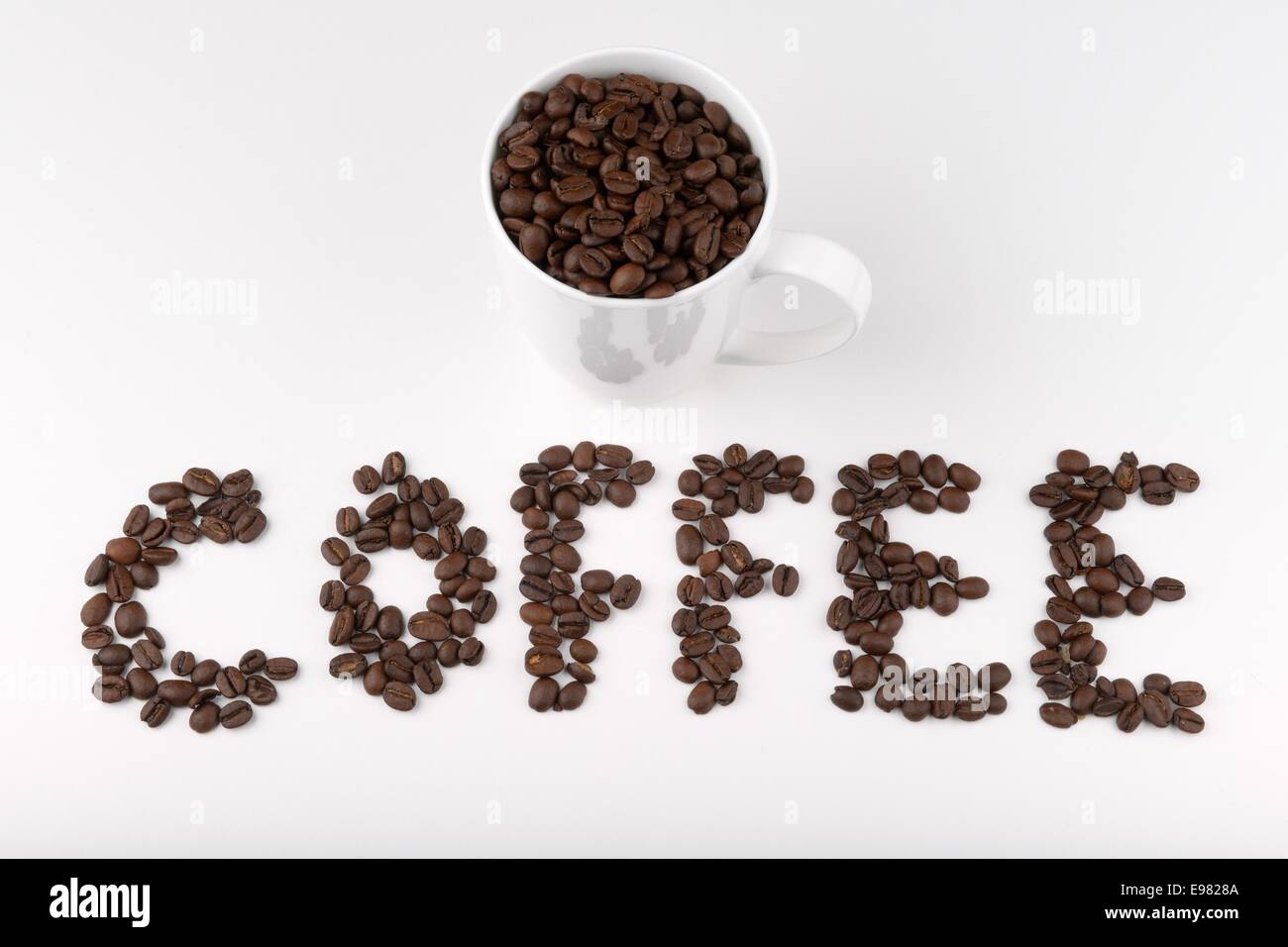 Les grains de café l'orthographe du mot et café tasse complète Banque D'Images