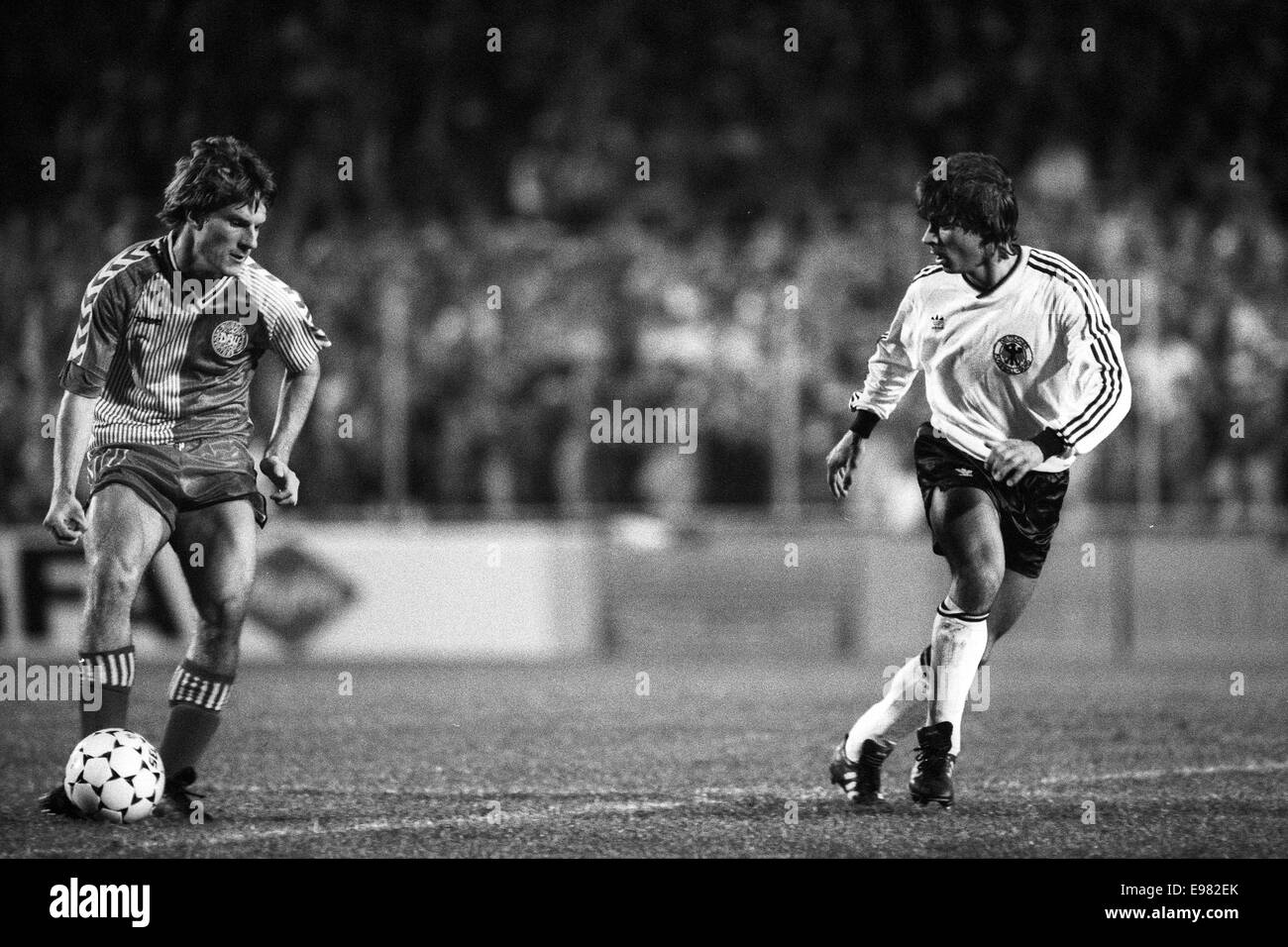 24.09.1986 Copenhague, Danemark. Michael Laudrup (Danemark) contesté par l'Olaf Thon (Ger) Danemark contre l'Allemagne, match amical terminé le Danemark 0:2 Allemagne Banque D'Images