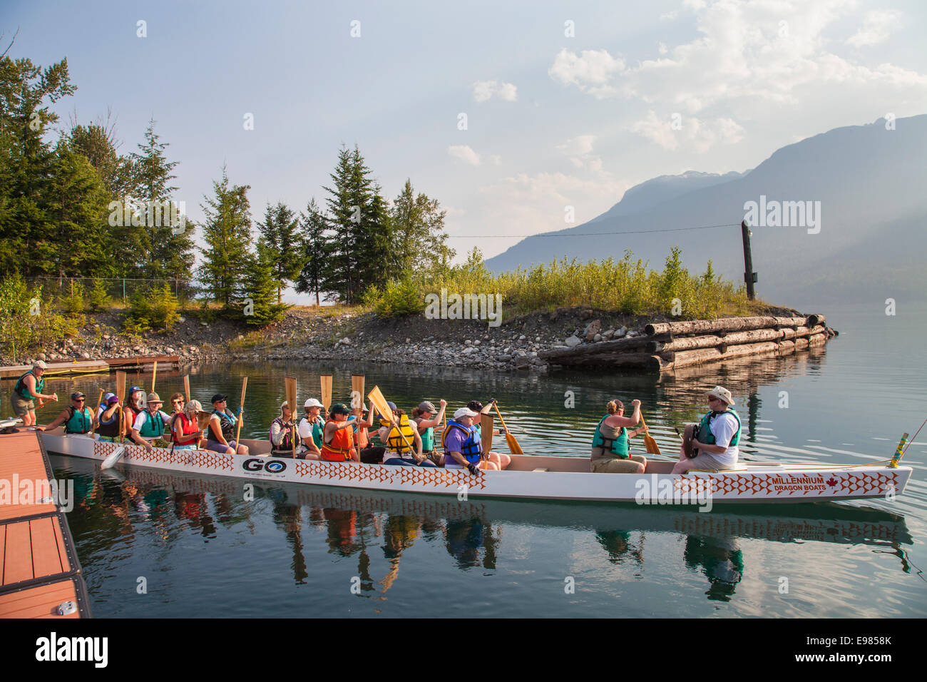 Woman rowing Dragon Boat sur le lac Slocan, New Denver, Slocan Valley, West Kootenay, Colombie-Britannique, Canada Banque D'Images