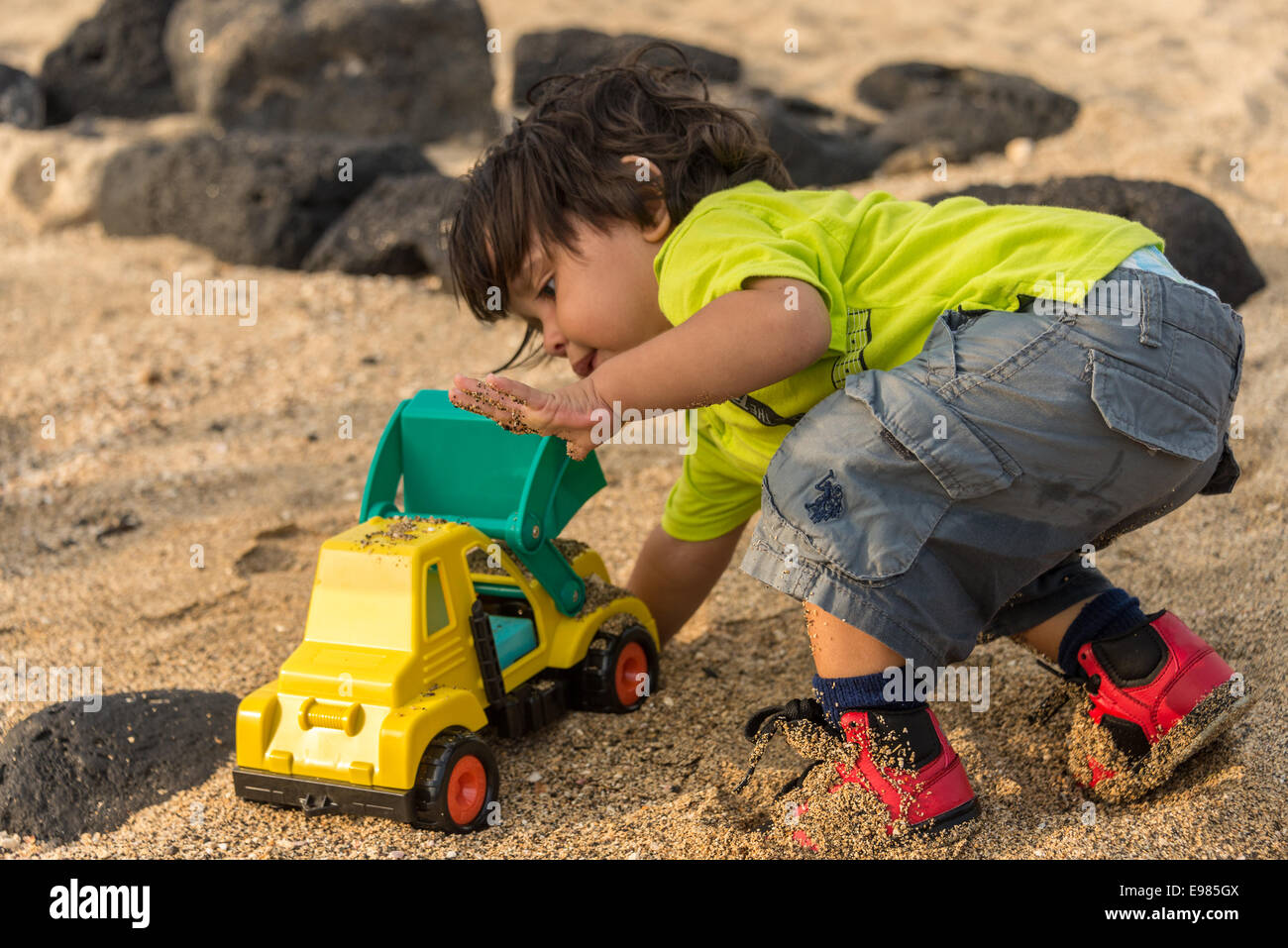 Bebe Garcon Jouer Jouet Voiture En Plastique Sable Mexicain Hispanique Libre De New York Pierre De Lave De Vie Charge De La Petite Enfance A Jouer Avec Sands Ludique Photo Stock