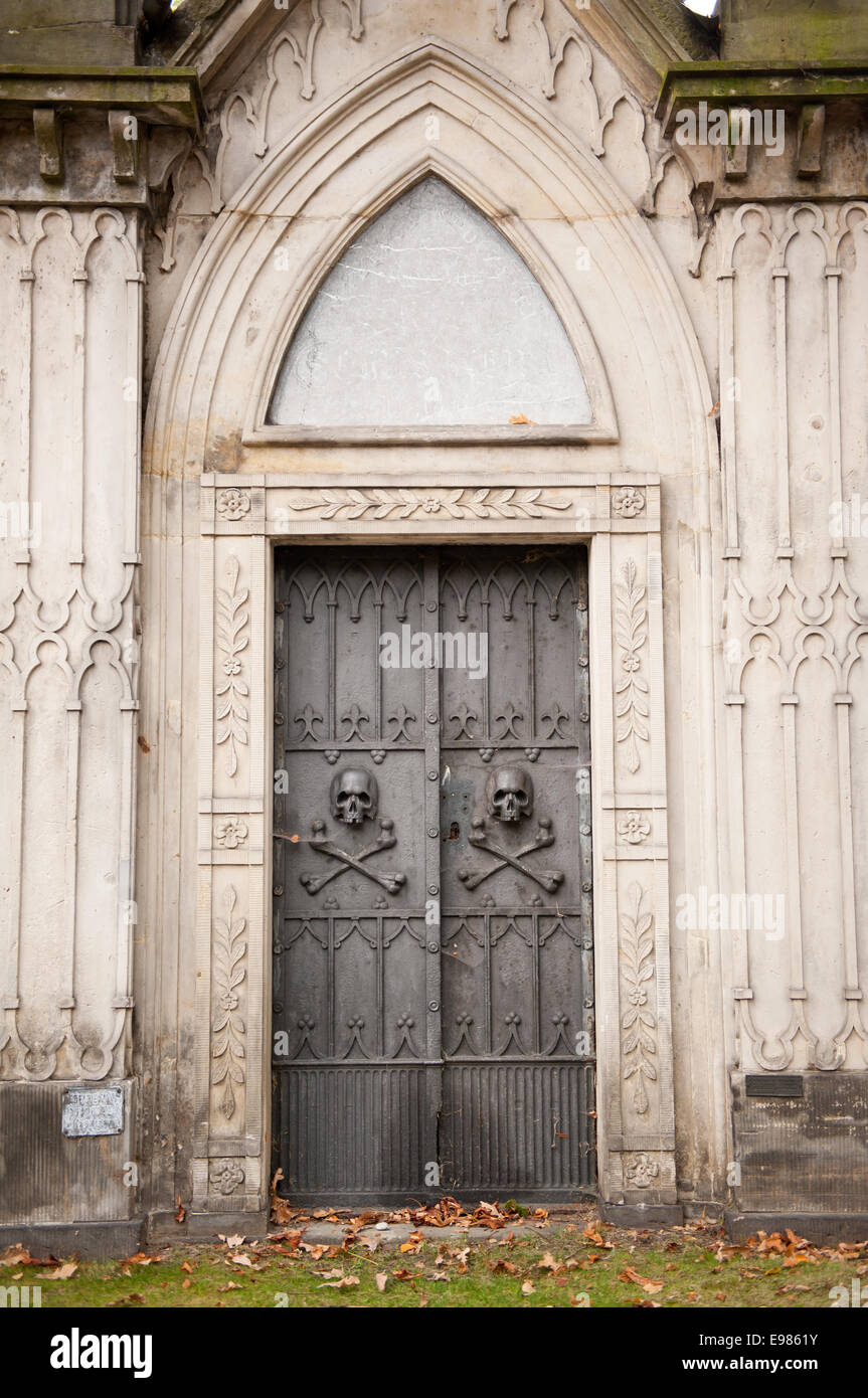 Caveau de famille, la porte en fer ornemental portes avec crânes Banque D'Images