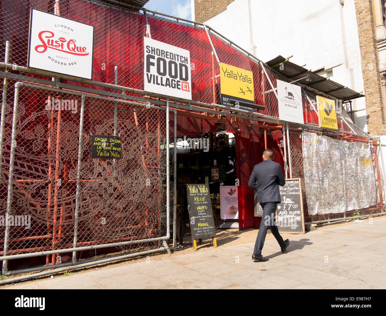 Shoreditch Food Village, sur Shoreditch High Street, London Shoreditch Food Village est un 'pop-up' initiative offrant des aliments de rue Banque D'Images