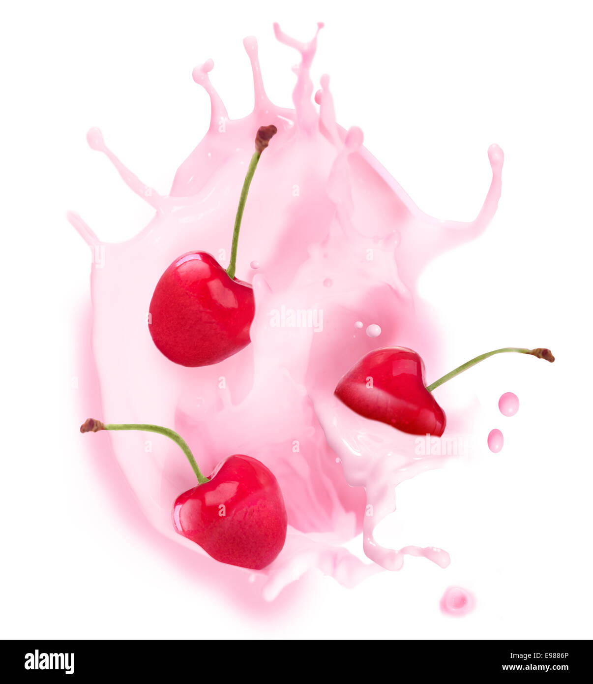 Splash de lait avec cerise. Isolé sur blanc éclaboussures de cerises Banque D'Images