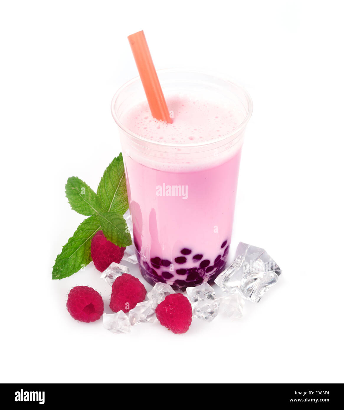 Boba framboise Bubble Tea avec des fruits et de la glace concassée. Banque D'Images