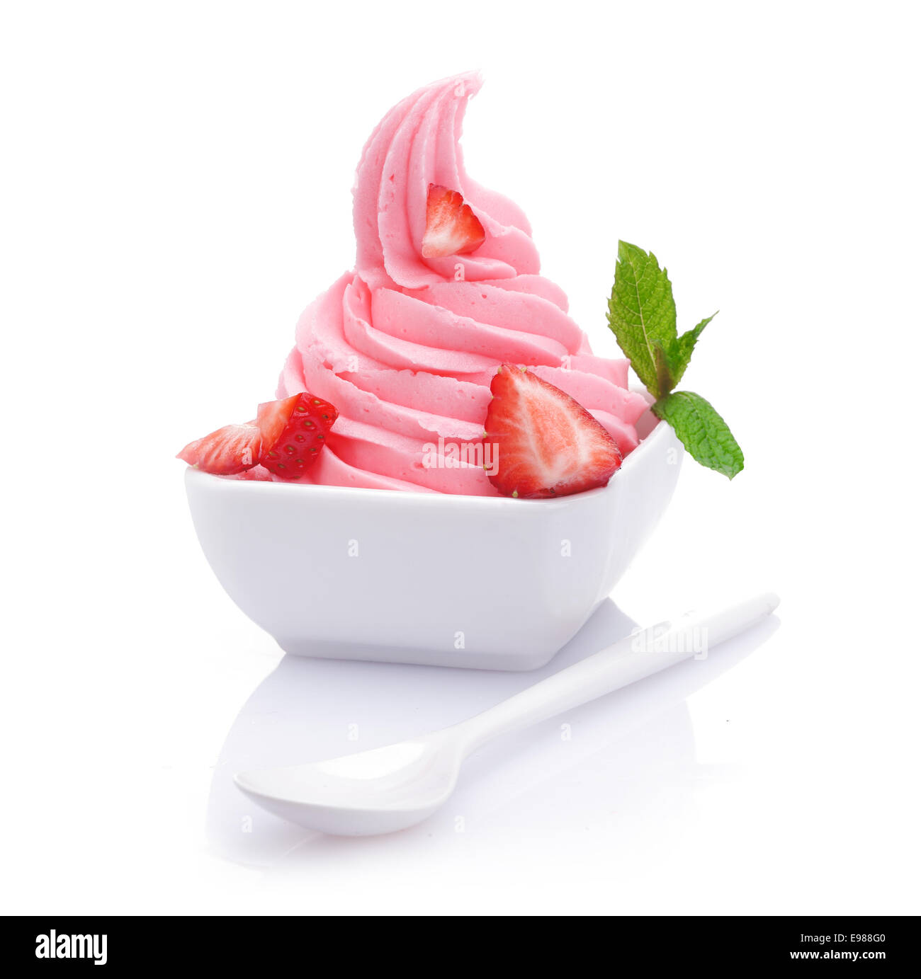 Yogourt aux fraises congelées avec avec fruits frais et yogourt crémeux parfumé Banque D'Images