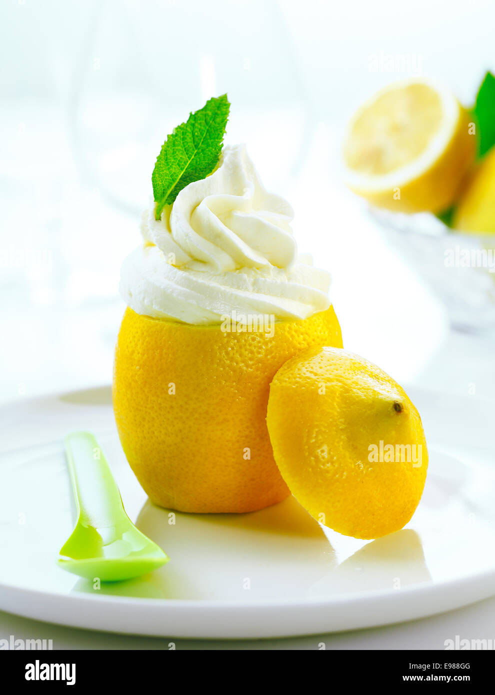 Icecream crème fraîche servi comme garniture sur un citron frais en tranches d'un dessert rafraîchissant Banque D'Images
