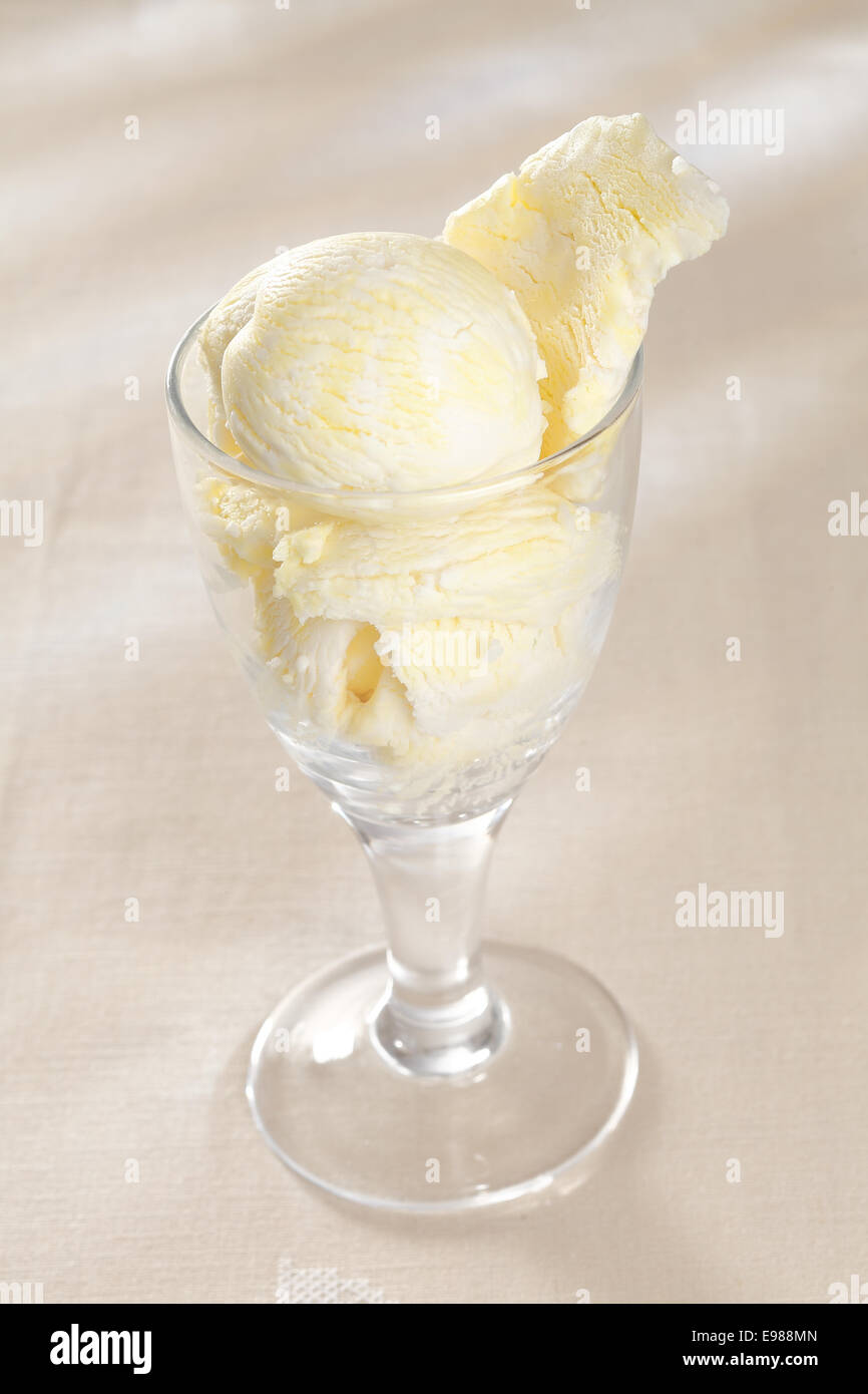 Portrait d'un verre rempli de crème délicieuse glace à la vanille sur un fond blanc Banque D'Images