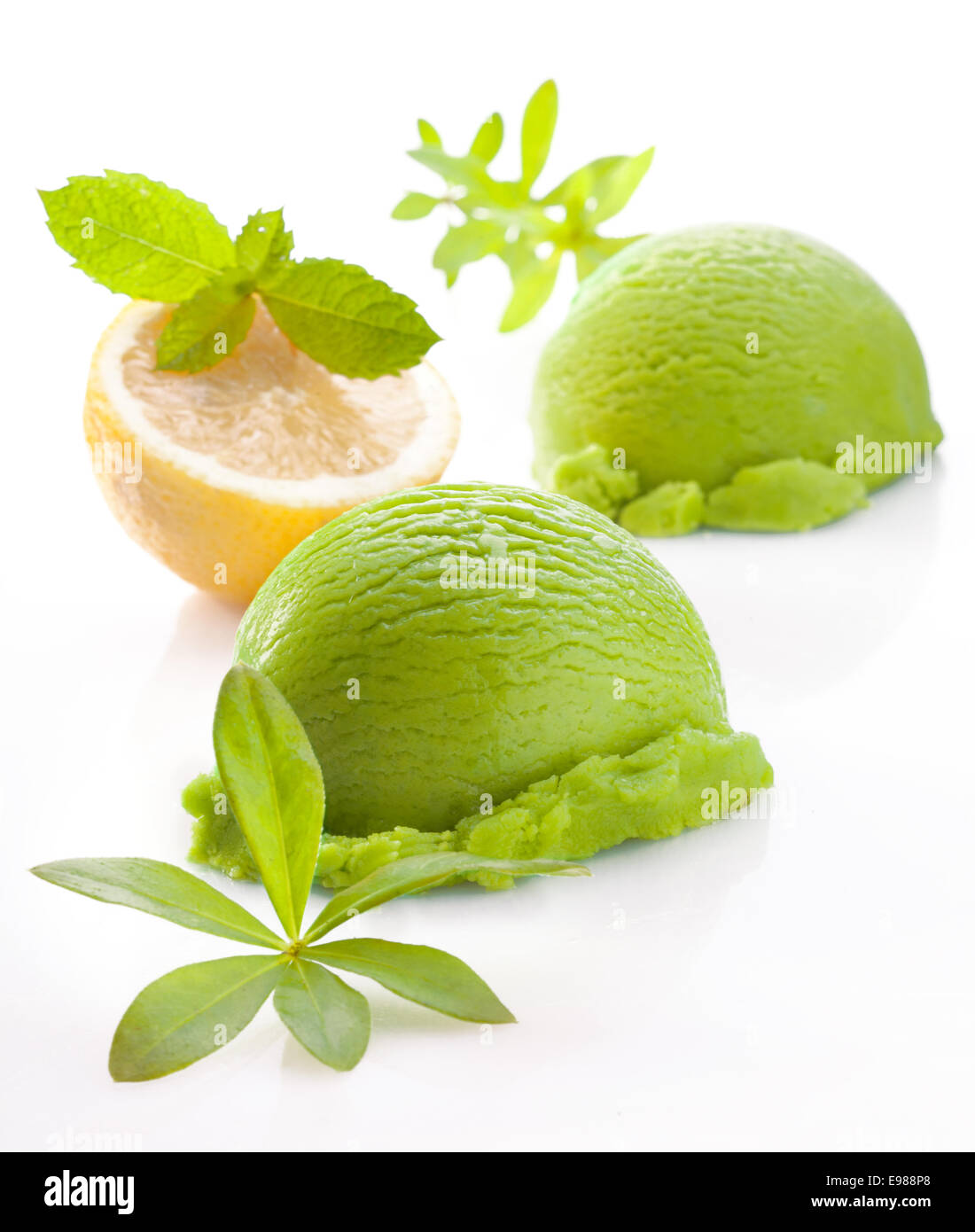 Boules de citron ou de lime vert frais icecream on a white background studio avec faible reflet Banque D'Images