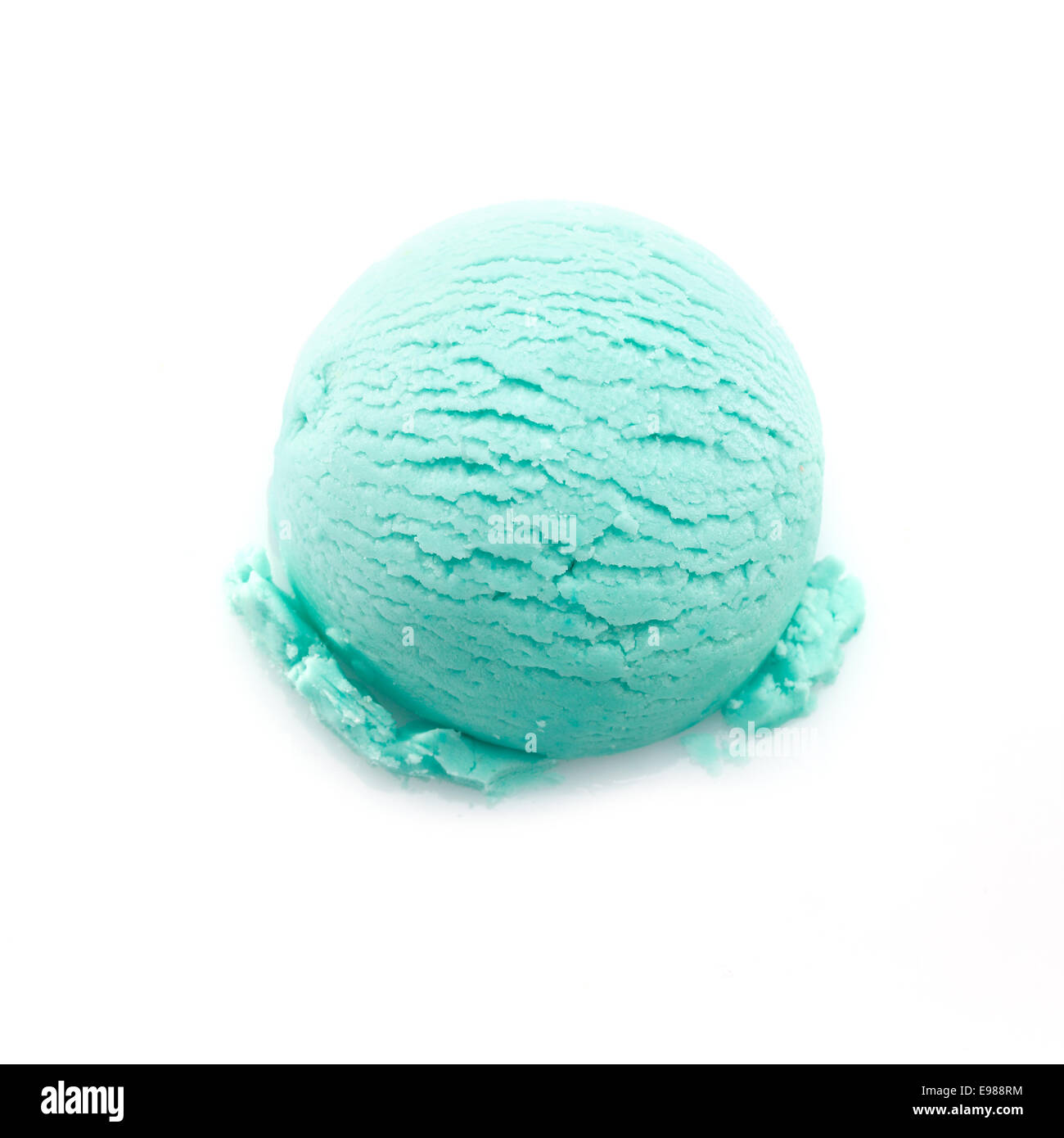 High angle view sur une boule de glace turquoise isolé sur fond blanc Banque D'Images