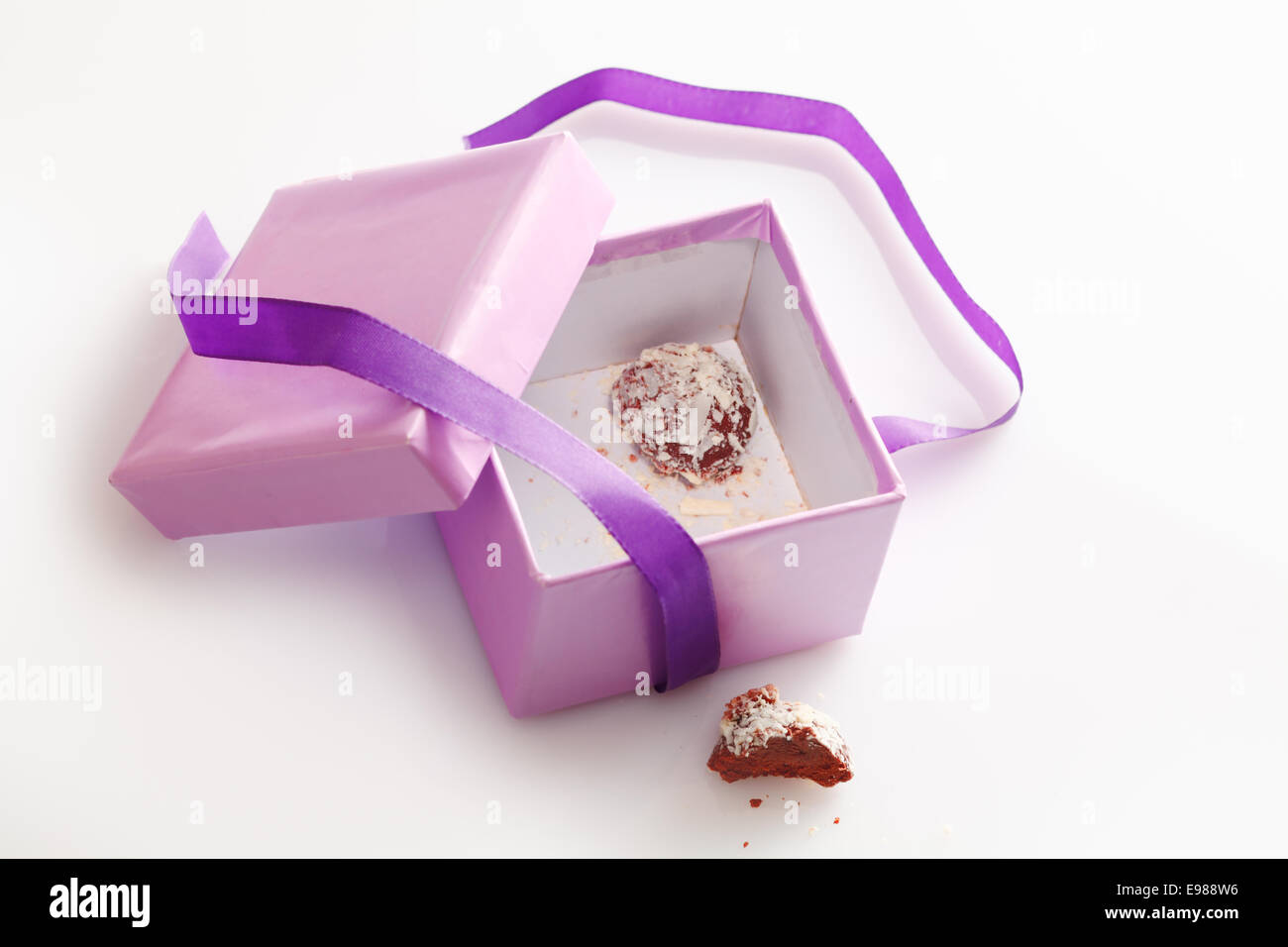 Jolie couleur lilas boîte-cadeau avec un ruban assorti de décoration Ouvrir  pour afficher le dernier chocolat artisanal truffle Photo Stock - Alamy
