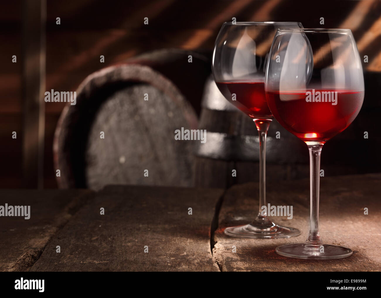 Deux verres de vin rouge sur une table dans une ancienne cave à bière Banque D'Images