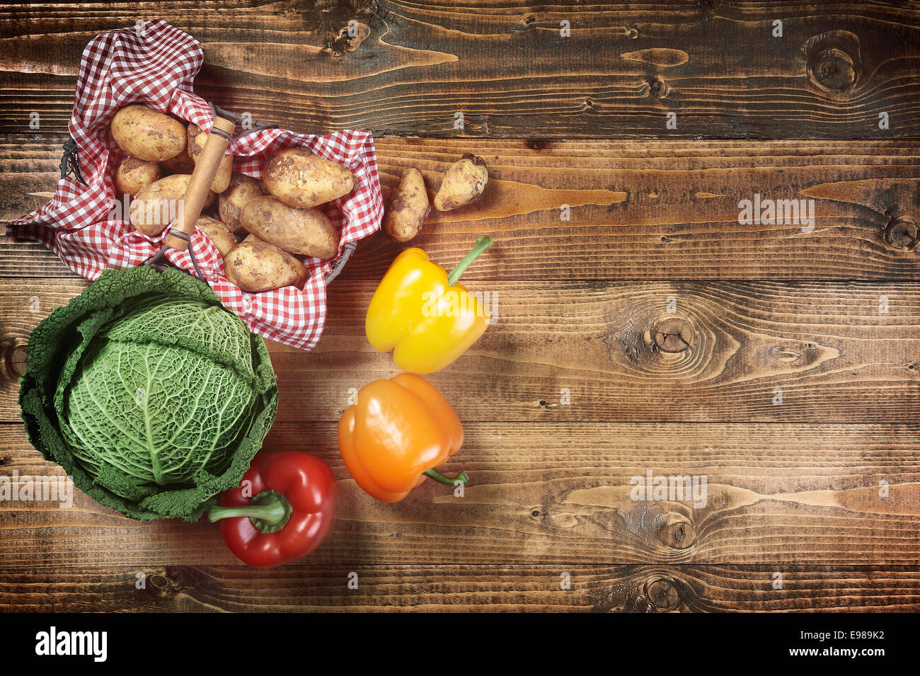 Le chou, les pommes de terre et poivrons sur table en bois Banque D'Images