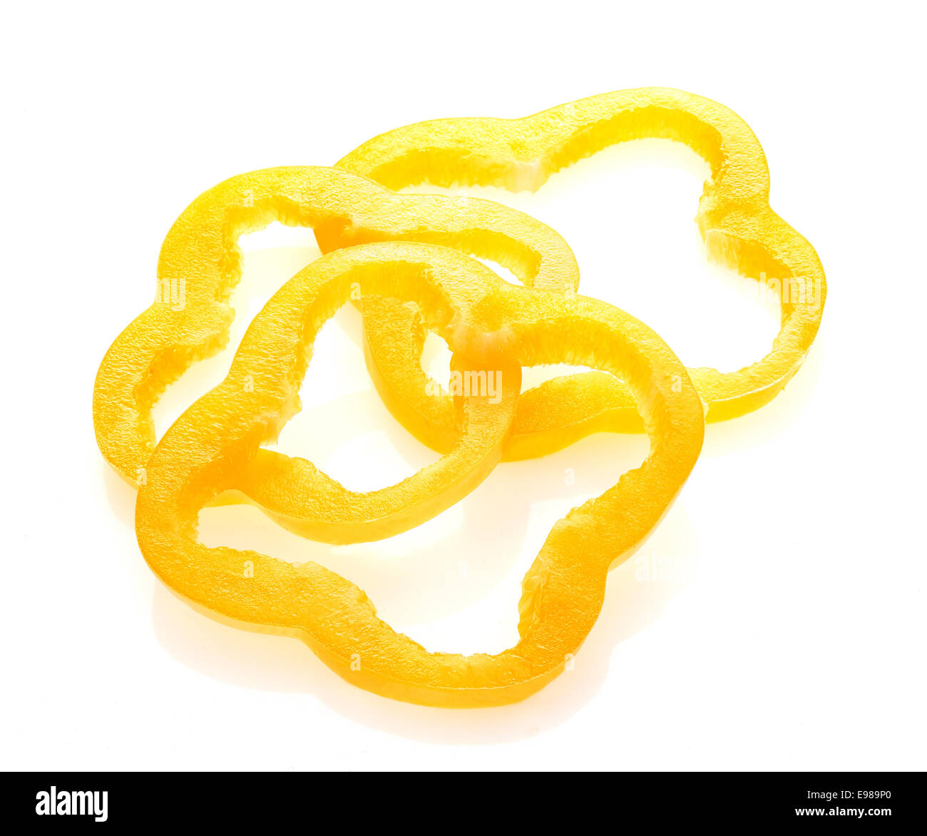 Libre de fines tranches de poivron doux orange jaune, ou capsicum, utilisé comme condiment dans les salades ou la cuisson à blanc Banque D'Images