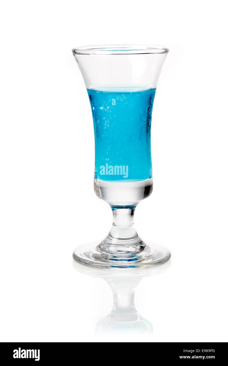 Petit sjot verre rempli de liqueur de Curaçao Bleu servi comme entrée ou apéritif Banque D'Images