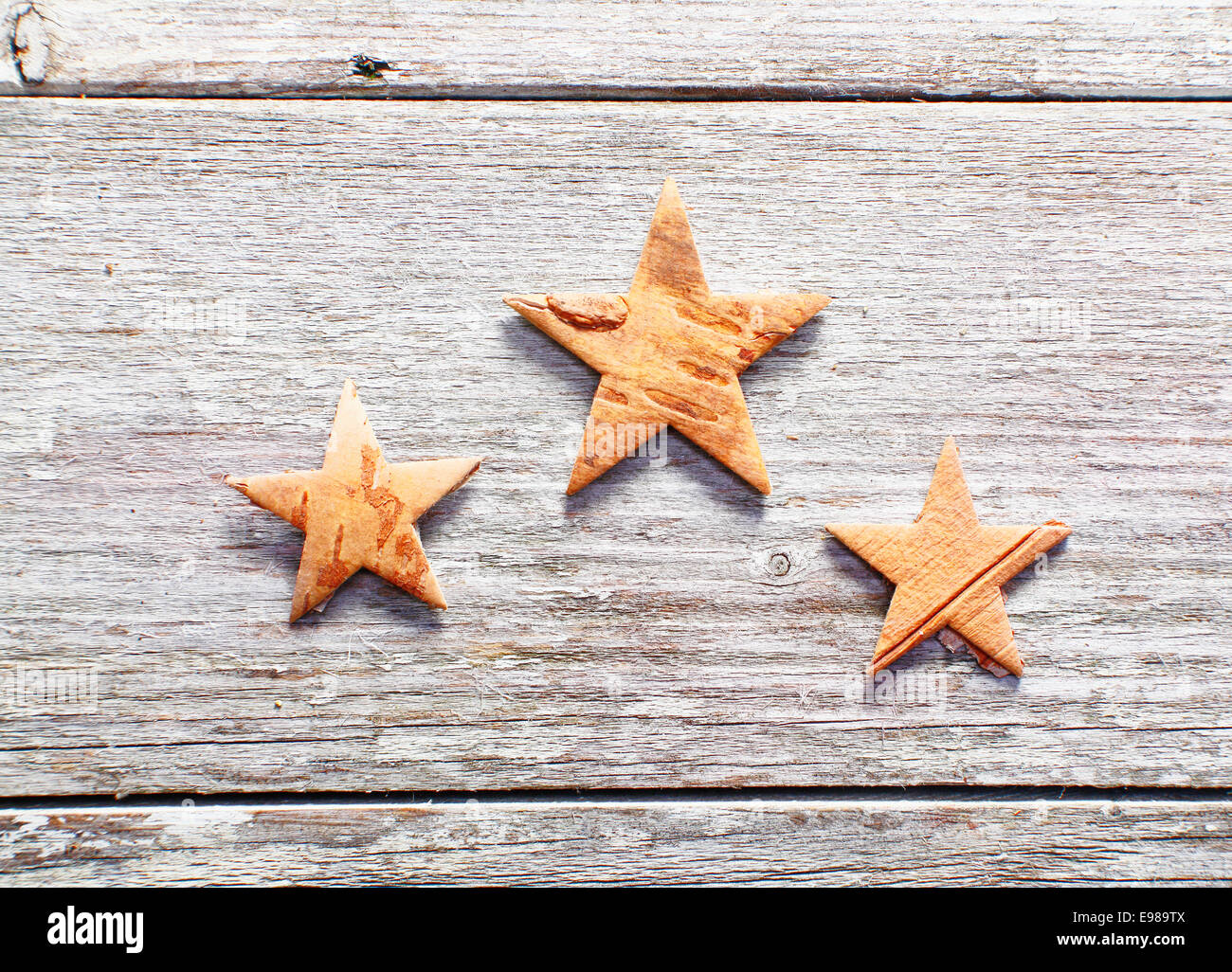 Trois Étoiles de Noël décorative sur bois patiné grungy avec copyspace Banque D'Images