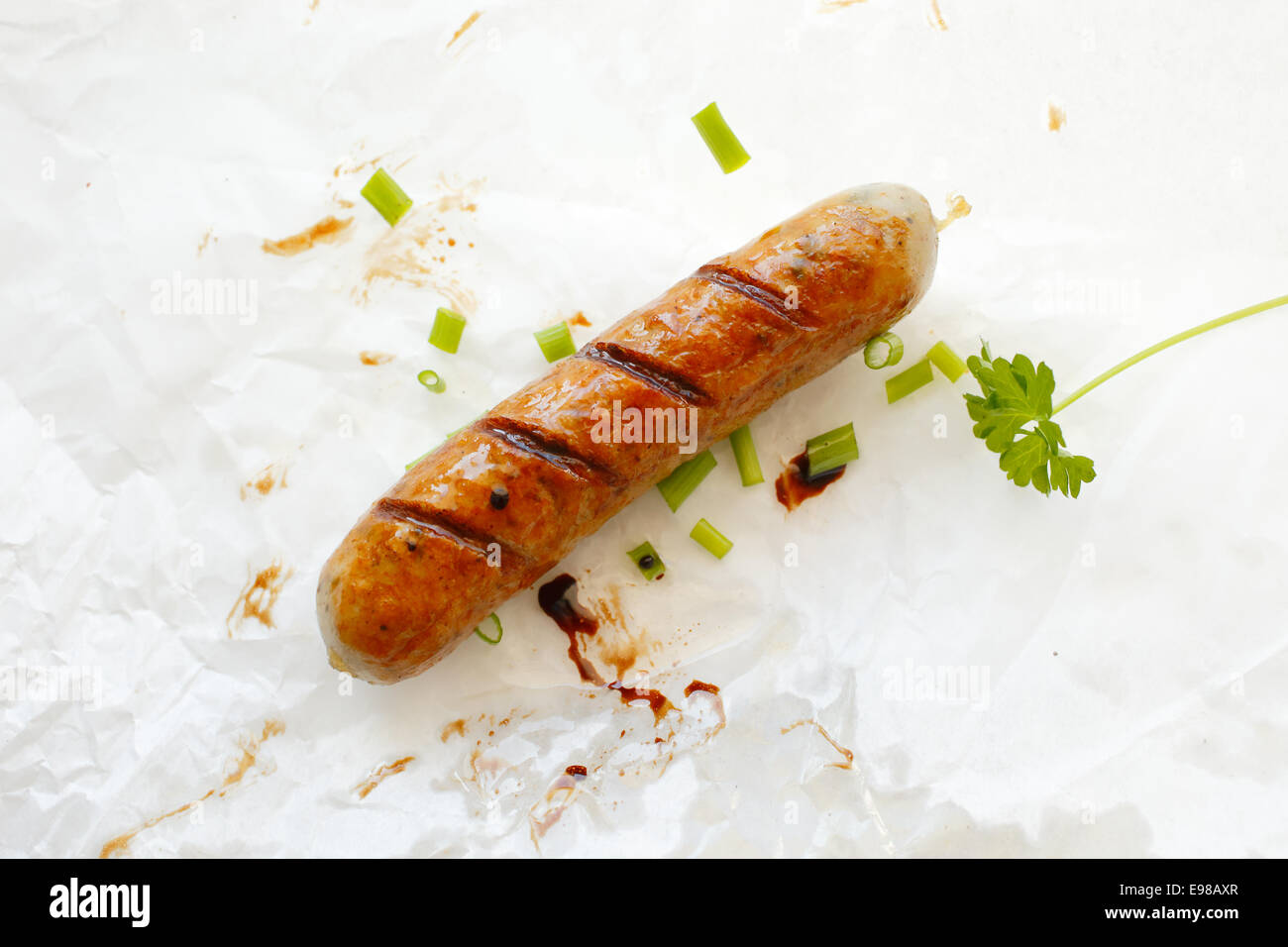 Saucisse italienne contre la fumé fond blanc Banque D'Images