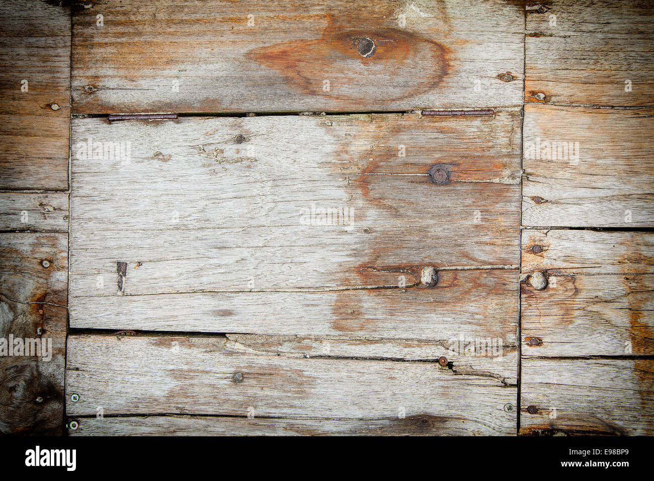Planches en bois patiné texture avec fissures, de rejoindre et de clous dans le vieux bois bardage dans un bâtiment Banque D'Images