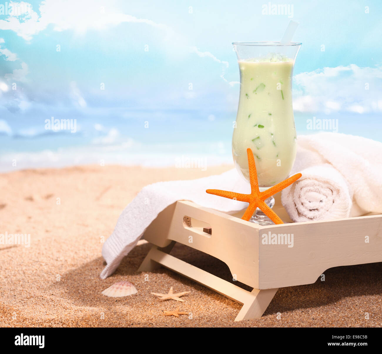 Image de boisson glacée et quelques serviettes dans le bac blanc sur la plage. Consulter mon portfolio pour plus de cocktails. Banque D'Images